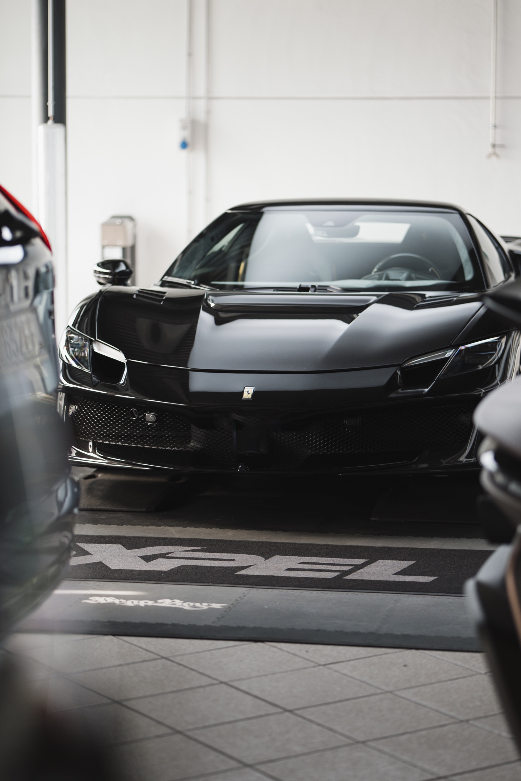 Ferrari nera all’interno dell’atelier